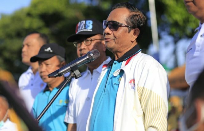 
					Menko Polhukam Mahfud MD Berangkatkan Jalan Sehat di Jember