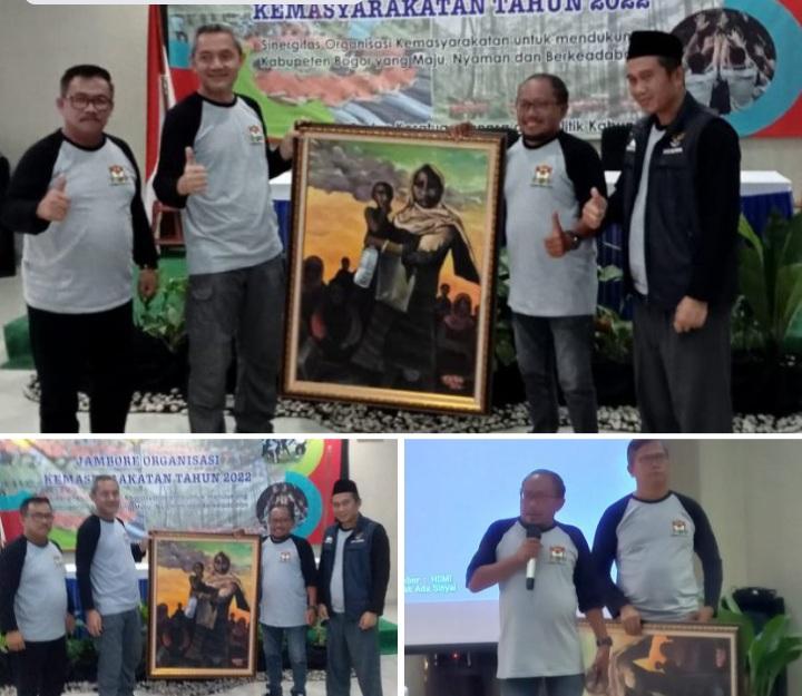 Ketua DKKB Memberikan Cendramata Lukisan Ke Kaban Kesbangpol Di Jambore Ormas Kab. Bogor 2022