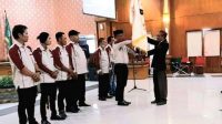 Penyerahan Panji SWI oleh Wakil Ketua DPW SWI Jatim, Winarto kepada Ketua DPD SWI Jombang Suyono pada prosesi pelantikan di Gedung Utomo, Jombang, Sabtu (26/11/2022)