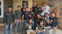 Kabid CSR DPP SWI, Erwin Rezky menyerahkan logistik berupa beras, keperluan bayi, susu, pampers, obat-obatan, mi instan, air mineral, buah-buahan, pakaian layak dan selimut, kepada tokoh masyarakat dan Karang Taruna Baros untuk selanjutnya akan di distribusikan kepada korban gempa Cianjur, Minggu (27/11/2022)