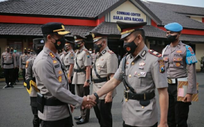 
					Kapolres Jember Pimpin Sertijab Tujuh Kapolsek, Satu Kasi dan Satu Wakapolsek