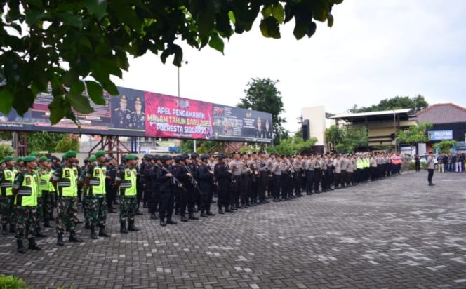 
					Kapolresta Sidoarjo Kombes Pol Kusumo Wahyu Bintoro saat memimpin apel Senin pagi di Mapolresta Sidoarjo, Senin (2/1).