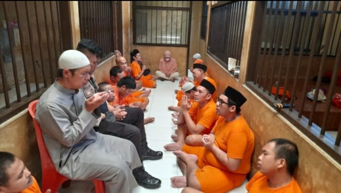 
					Polisi Santri Polres Kediri Kota Rutin Berikan Tausiah kepada Para Tahanan