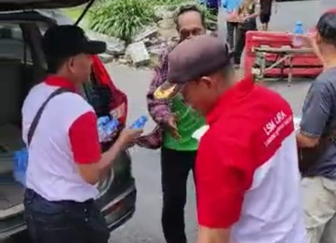 
					Pengurus DPD LSM LIRA Kabupaten Sidoarjo, saat membagikan nasi kotak dan minuman dalam giat Jum'at berkah di Jalan Mojopahit Sidoarjo, Jum'at (6/1/2022)