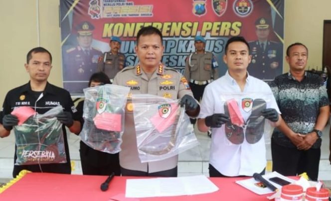 
					Kapolresta Sidoarjo Kombes Pol Kusumo Wahyu Bintoro saat konferensi pers penangkapan pelaku pembunuhan di Desa Semampir, Sedati, Jum'at (6/1/2023)