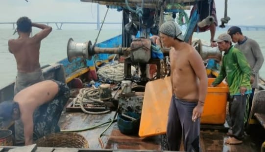 Ditpolairud Polda Jatim Amankan 8 Perahu dan ABK yang Diduga Lakukan Illegal Fishing