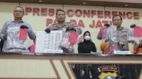 Kapolda Jatim Irjen Pol Toni Harmanto, saat konferensi pers penangkapan pelaku perampokan rumah Dinas Wali kota Blitar, Kamis (12/1/2023
