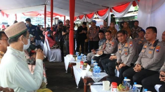 
					Waka Polda Jatim Brigjen Pol.Slamet Hadi Supraptoyo, saat menggelar Jum'at Curhat bersama warga di Pasar Sepanjang, Kecamatan Taman, Sidoarjo.
