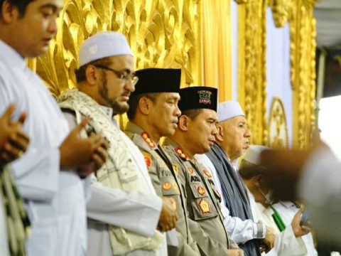 Polrestabes Surabaya Dzikir dan Sholawat Bersama Bonek