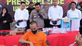Kapolres Gresik AKBP Mochamad Nur Azis, saat konferensi pers penangkapan dukun pengganda uang yang meresahkan masyarakat Gresik.