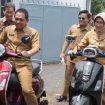 Bupati Lumajang Troriqul Haq bersama Wabup Indah Amperawati, saat mencoba motor listrik, Senin (16/1/2023)