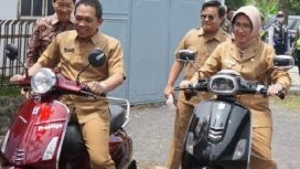 Bupati Lumajang Troriqul Haq bersama Wabup Indah Amperawati, saat mencoba motor listrik, Senin (16/1/2023)