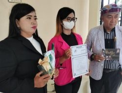 Aurilia Putri calon pengantin wanita (tengah) yang gagal nikah didampingi penasehat hukumnya.
