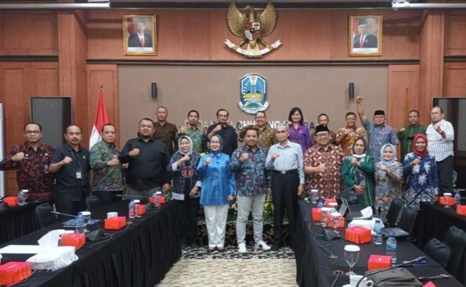 
					Ketua Komisi A DPRD Jatim, Mayjen TNI (Purn) Istu Hari Subagio bersama KPU Jatim usai konsultasi ke kemendagri terkait anggaran Pemilihan Serentak 2024.