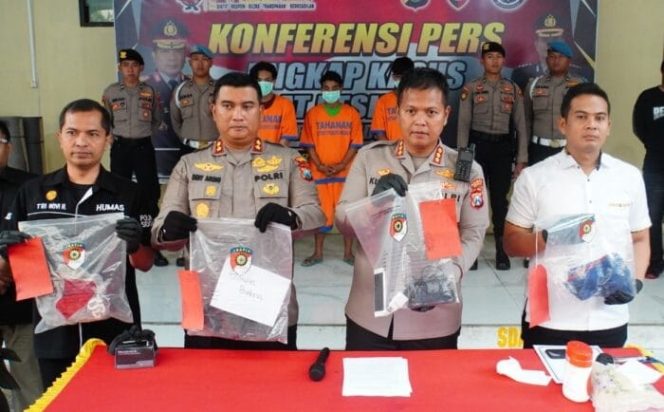 
					Kapolresta Sidoarjo Kombes Pol. Kusumo Wahyu Bintoro, saat konferensi pers penangkapan pelaku pengeroyokan di kawasan Sedati, Sidoarjo, Selasa (24/1).