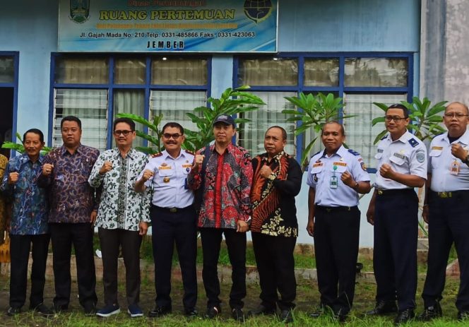 
					Komisi D DPRD Jatim, saat meninjau langsung kondisi terminal Tipe B di Jember.
