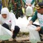 Gubernur Jawa timur Khofifah Indar Parawansa, saat menebar bibit ikan di perairan pulau Lusi Sidoarjo, Minggu (29/1).