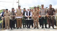 Gubernur Jawa Timur, Khofifah Indar Parawansa, saat meresmikan dua jembatan di Kabuaten Pacitan, yaitu Jembatan Kembang di Desa Kembang, Kecamatan Pacitan dan Jembatan Gandu di Desa Wonodadi Kulon, Kecamatan Ngadirojo, Selasa (10/1/2023)