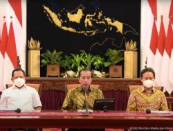 Presiden Jokowi saat mengumumkan pencabutan PPKM, Jumat (30/12/2022), di Istana Negara, Jakarta, didampingi oleh Menteri Kesehatan (Menkes) Budi Gunadi Sadikin dan Menteri Dalam Negeri (Mendagri) Tito Karnavian. (foto:setkab)