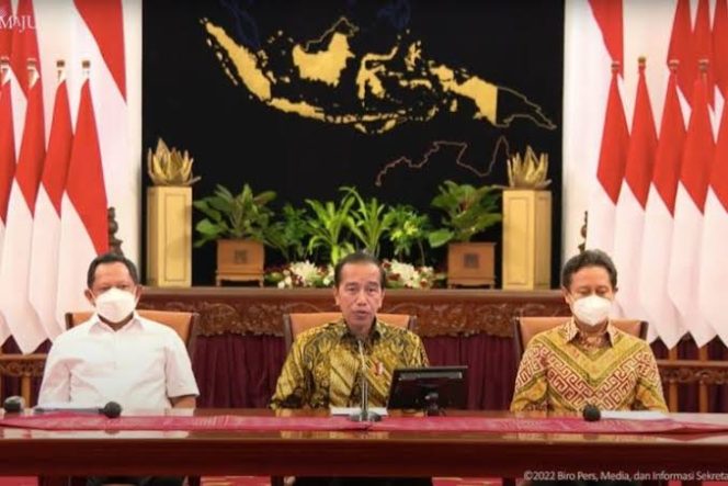 
					Presiden Jokowi saat mengumumkan pencabutan PPKM, Jumat (30/12/2022), di Istana Negara, Jakarta, didampingi oleh Menteri Kesehatan (Menkes) Budi Gunadi Sadikin dan Menteri Dalam Negeri (Mendagri) Tito Karnavian. (foto:setkab)
