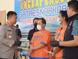 Kapolresta Sidoarjo Kombes Pol Kusumo Wahyu Bintoro, saat konferensi pers ungkap keberhasilan anggota nya meringkus dua pengedar narkoba di hotel Luminor Sidoarjo.