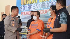 Kapolresta Sidoarjo Kombes Pol Kusumo Wahyu Bintoro, saat konferensi pers ungkap keberhasilan anggota nya meringkus dua pengedar narkoba di hotel Luminor Sidoarjo.