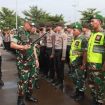 Danrem 084/Bhaskara Jaya Brigjen TNI Terry Tresna Purnama, saat memberikan arahan pada gelar apel pasukan Pam VVIP kunjungan kerja Presiden RI Jokowi di Sidoarjo