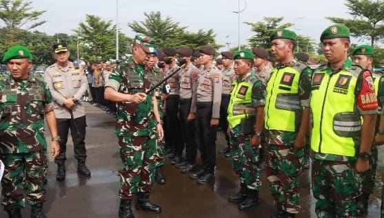 Danrem 084/Bhaskara Jaya Brigjen TNI Terry Tresna Purnama, saat memberikan arahan pada gelar apel pasukan Pam VVIP kunjungan kerja Presiden RI Jokowi di Sidoarjo