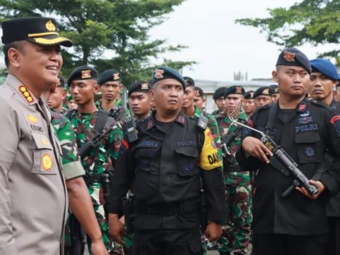 Kapolresta Sidoarjo Kombes Pol Kusumo Wahyu Bintoro, saat gelar apel pasukan Pam VVIP kunjungan kerja Presiden RI Jokowi di Sidoarjo.