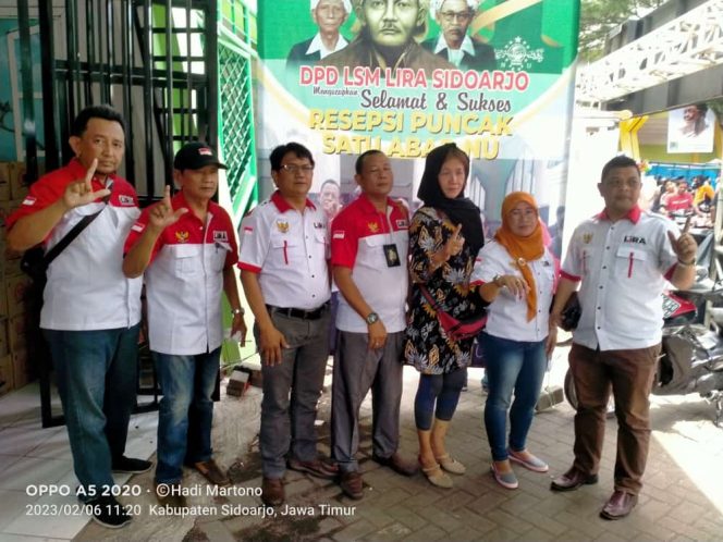 
					Bupati LSM LIRA Kabupaten Sidoarjo Winarno,ST, SH, MHum bersama Kabid Rumah Budaya R3 Asrie Loly, saat pembukaan Posko di GOR Delta Sidoarjo