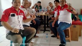 Usai melaksanakan giat membagikan air mineral pada pengunjung HUT NU ke 1 Abad, pengurus DPD LSM LIRA Sidoarjo diskusi tipis - tipis bersama di Posko GOR Delta Sidoarjo