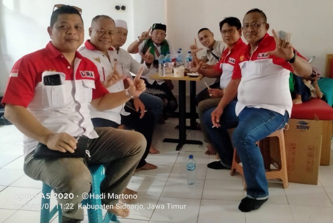 
					Usai melaksanakan giat membagikan air mineral pada pengunjung HUT NU ke 1 Abad, pengurus DPD LSM LIRA Sidoarjo diskusi tipis - tipis bersama di Posko GOR Delta Sidoarjo