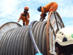 Personel dari Unit Induk Transmisi (UIT), Unit Induk Distribusi memulihkan gangguan di Joint Pit (JP) 5 dan JP 17 di Maduara