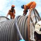Personel dari Unit Induk Transmisi (UIT), Unit Induk Distribusi memulihkan gangguan di Joint Pit (JP) 5 dan JP 17 di Maduara