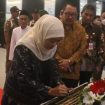 Gubernur Jawa Timur, Khofifah Indar Parawansa, saat meresmikan Gedung Baru BKD Provinsi Jatim, Senin (20/2/2023)