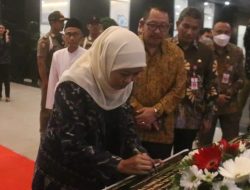 Gubernur Jawa Timur, Khofifah Indar Parawansa, saat meresmikan Gedung Baru BKD Provinsi Jatim, Senin (20/2/2023)