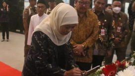 Gubernur Jawa Timur, Khofifah Indar Parawansa, saat meresmikan Gedung Baru BKD Provinsi Jatim, Senin (20/2/2023)