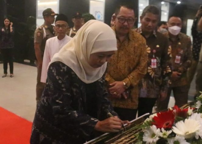
					Gubernur Jawa Timur, Khofifah Indar Parawansa, saat  meresmikan Gedung Baru BKD Provinsi Jatim, Senin (20/2/2023)