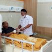Kepala Perum Perhutani Divisi Regional Jatim Amas Wijaya didampingi Administrator Perhutani Banyuwangi dan jajarannya, saat mengunjungi petugas perhutani di RS Al- Huda Banyuwangi.