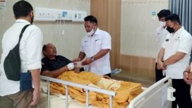 Kepala Perum Perhutani Divisi Regional Jatim Amas Wijaya didampingi Administrator Perhutani Banyuwangi dan jajarannya, saat mengunjungi petugas perhutani di RS Al- Huda Banyuwangi.