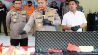 Kapolresta Sidoarjo Kombes Pol. Kusumo Wahyu Bintoro, saat konferensi pers penangkapan pelaku penjualan senjata ilegal,