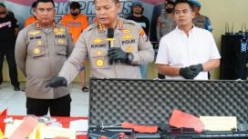 Kapolresta Sidoarjo Kombes Pol. Kusumo Wahyu Bintoro, saat konferensi pers penangkapan pelaku penjualan senjata ilegal,