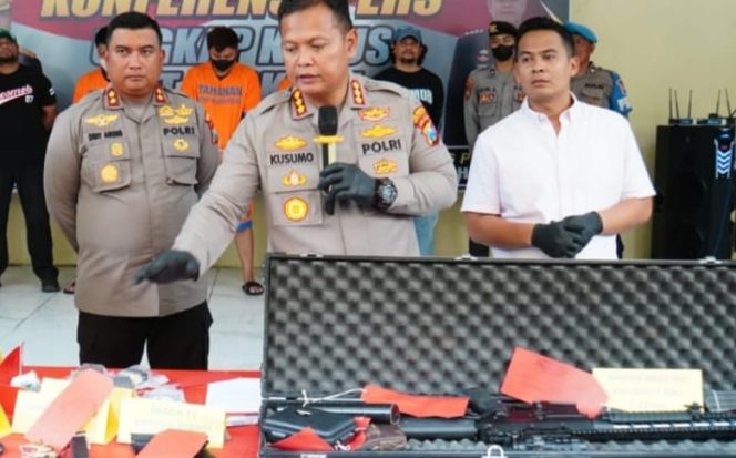 
					Kapolresta Sidoarjo Kombes Pol. Kusumo Wahyu Bintoro, saat konferensi pers penangkapan pelaku penjualan senjata ilegal,
