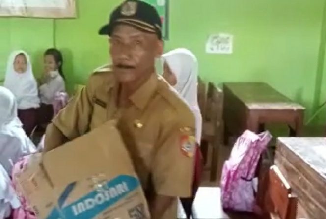 
					Senin Berkah Pemdes Puger Wetan Bagikan Ribuan Kue