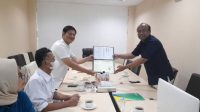 Erwin Rizkian Kabid CSR DPP SWI sekaligus selaku Ketua Yayasan Rumah Pengembangan dan Pemberdayaan Disabilitas (YRPPD) dan Yanuar, Bidang Kepesertaan BPJamsostek Kantor Mampang, Jakarta melakukan penandatanganan PKS di Kantor BP Jamsostek Jakarta Mampang, Selasa (7/2/2023).