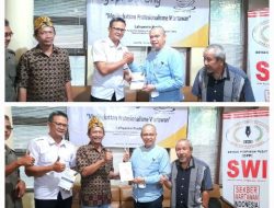 Lahyanto Nadie memberikan dua buah buku terbitan LPDS yaitu 