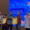 Asisten Pemerintahan dan Kesejahteraan Rakyat Sekretariat Kota Depok, Sri Utomo mewakili Wali Kota Depok menerima penghargaan pada acara Rakerda Program Bangga Kencana Provinsi Jawa Barat Tahun 2023 di Bandung, Selasa (14/02/23).