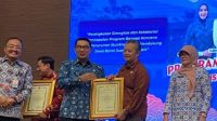 Asisten Pemerintahan dan Kesejahteraan Rakyat Sekretariat Kota Depok, Sri Utomo mewakili Wali Kota Depok menerima penghargaan pada acara Rakerda Program Bangga Kencana Provinsi Jawa Barat Tahun 2023 di Bandung, Selasa (14/02/23).