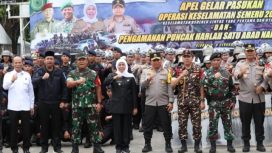 Gubernur Jawa timur Khofifah Indar Parawansa bersama Forkopimda Jatim, saat gelar pasukan pengamanan Harla NU satu Abad di GOR Delta Sidoarjo, Senin (6/2)