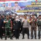 Gubernur Jawa timur Khofifah Indar Parawansa bersama Forkopimda Jatim, saat gelar pasukan pengamanan Harla NU satu Abad di GOR Delta Sidoarjo, Senin (6/2)